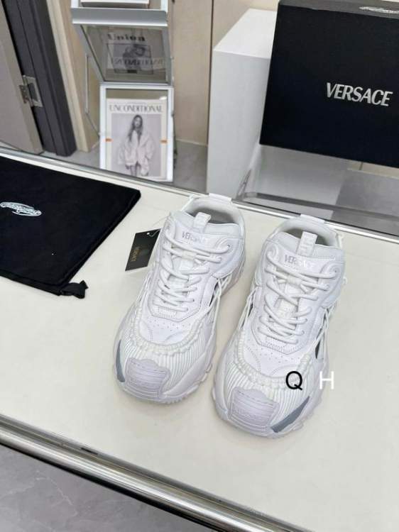 Picture of Versace Shoes _SKUVersacesz38-45HY110820433